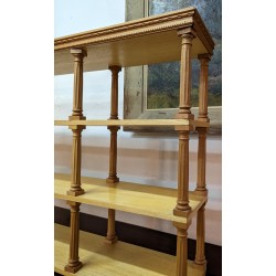 Shelf with fluted columns