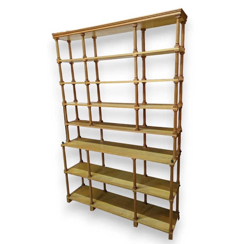 Shelf with fluted columns