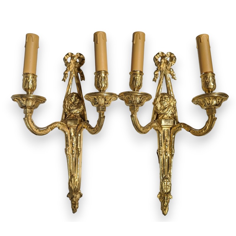 Pair of Louis XVI ‘Noeud’ wall sconces with portrait