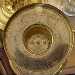 Paire de bougeoirs en verre et laiton doré