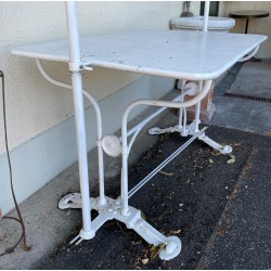 Table en fer avec tente intégrée