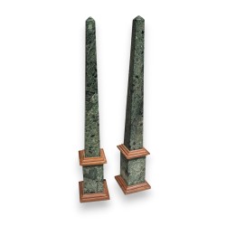 Paire d\'obélisques en marbre vert et rose