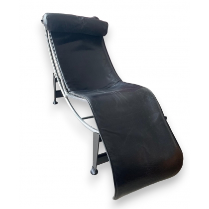 Chaise longue LC4 en cuir noir N° 48056