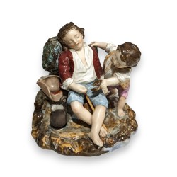 Groupe Deux garçons et l\'écrevisse en porcelaine