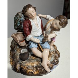 Groupe Deux garçons et l\'écrevisse en porcelaine