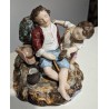 Groupe Deux garçons et l\'écrevisse en porcelaine