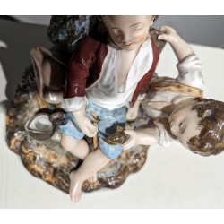 Groupe Deux garçons et l\'écrevisse en porcelaine