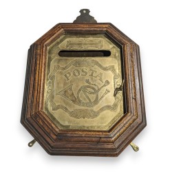 Boite à lettres en laiton et bois