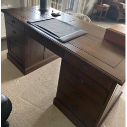 Bureau plat à 8 tiroirs