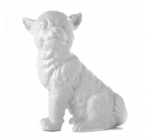 Chien assis en porcelaine blanche