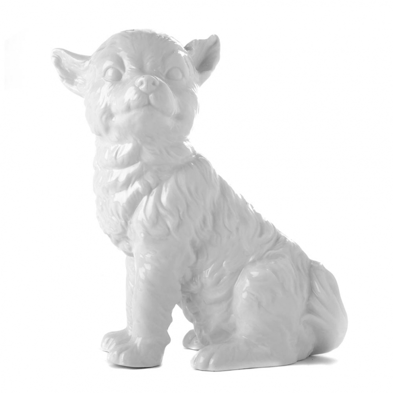 Chien assis en porcelaine blanche