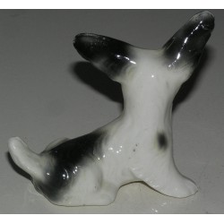 Sculpture Chien assis \"Fox Terrier\", en porcelaine