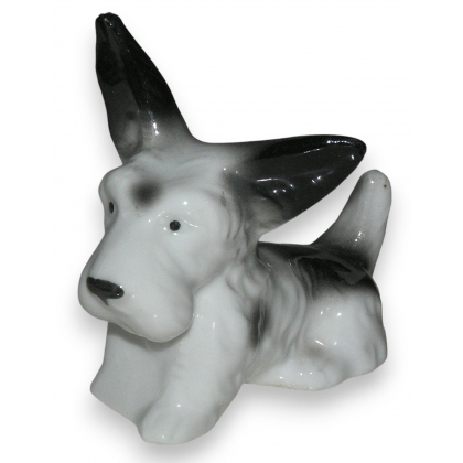 Sculpture Chien couché "Fox Terrier", en porcelain