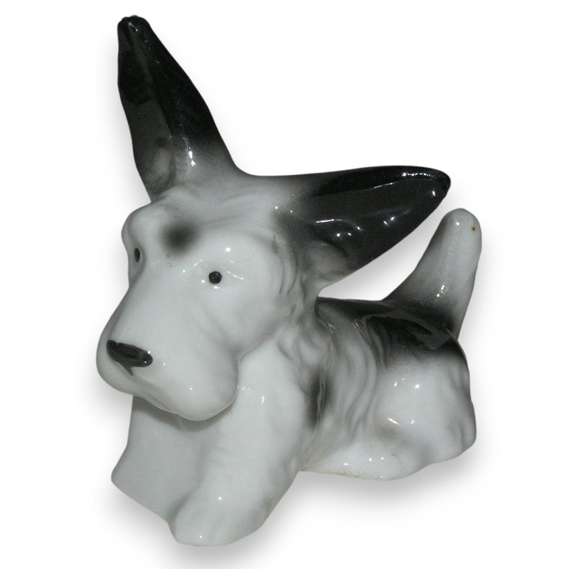 Sculpture Chien couché \"Fox Terrier\", en porcelain
