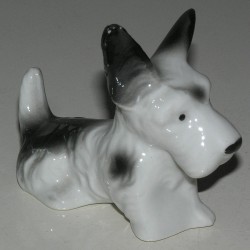 Sculpture Chien couché \"Fox Terrier\", en porcelain