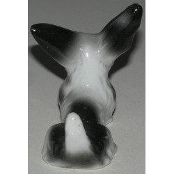 Sculpture Chien couché \"Fox Terrier\", en porcelain