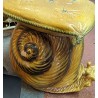Siège escargot en terre cuite vernissé jaune