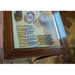  Grande table vitrine en acajou sur  Moinat SA  - Antiquités décoration