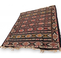 Tapis kilim à fond noir