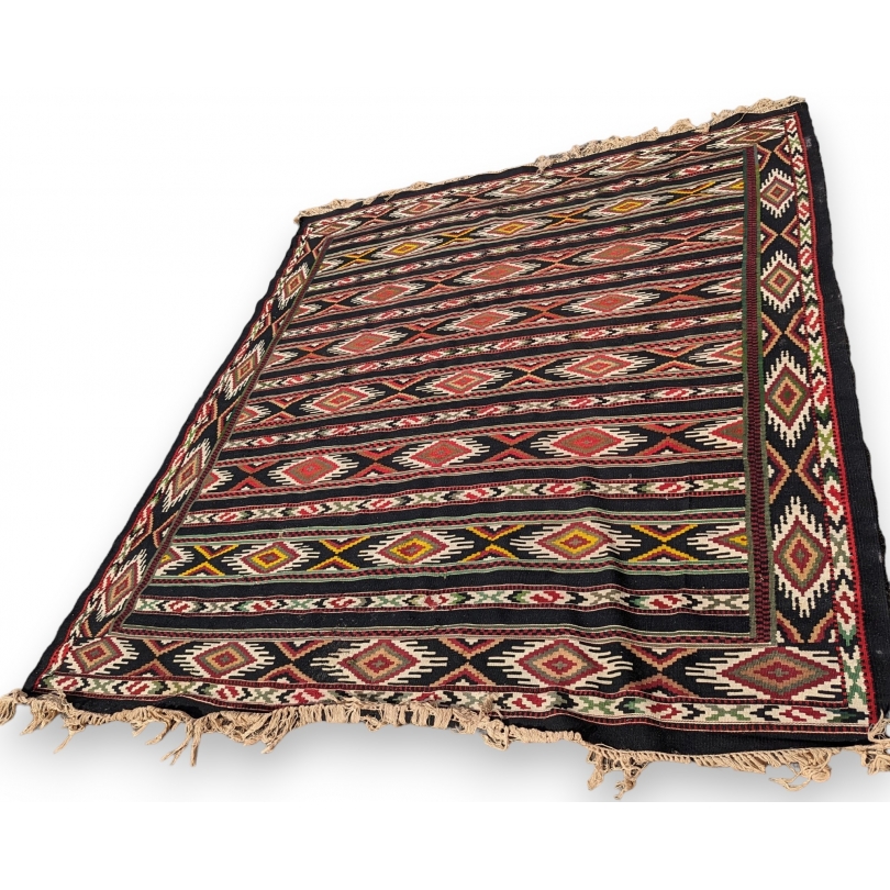 Tapis kilim à fond noir