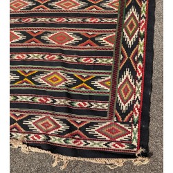 Tapis kilim à fond noir