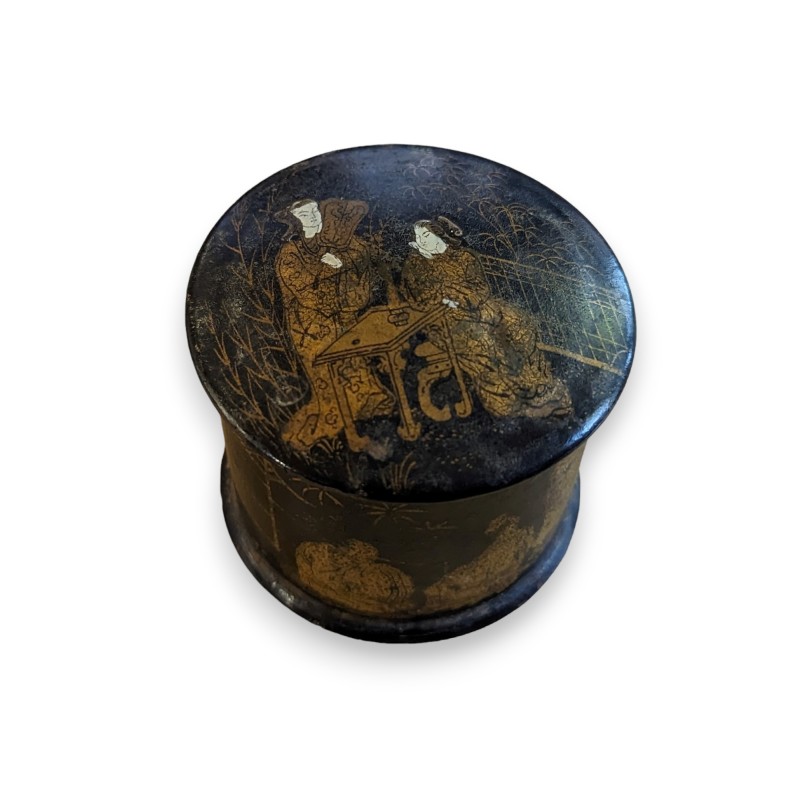 Round box in black and gold lacquer
