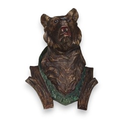 Tête d\'ours en bois sculpté peint