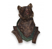 Tête d'ours en bois sculpté peint
