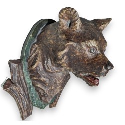 Tête d'ours en bois sculpté peint