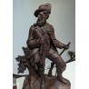 Chasseur en bois sculpté