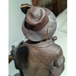 Chasseur en bois sculpté