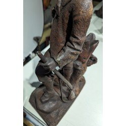 Chasseur en bois sculpté