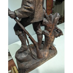 Chasseur en bois sculpté