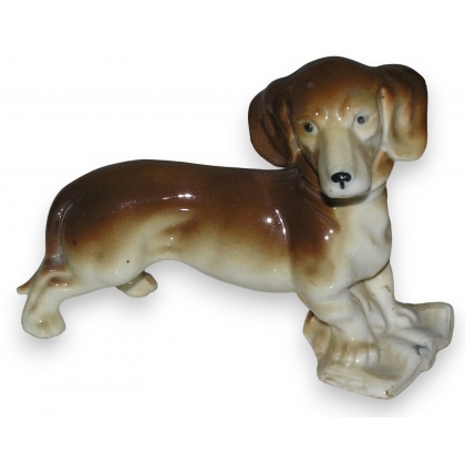 Sculpture Chien "Basset", en porcelaine brune.