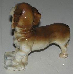 Sculpture Chien \"Basset\", en porcelaine brune.