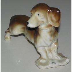 Sculpture Chien \"Basset\", en porcelaine brune.