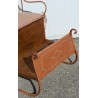 Zweier-Schlitten aus orange lackiertem Schmiedeeisen und Holz, bei  Moinat SA  – Antiquitäten und Dekoration