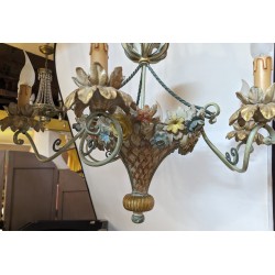 Lustre en bois sculpté peint polychrome