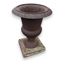 Vase Medicis en fonte brune, socle en béton