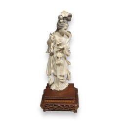 Okimono \"Femme à la fleur\"