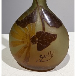 Green single-flower vase, signed GALLÉ