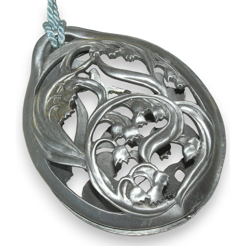 Pendentif ovale pot-pourri \"Muguet\", signé.