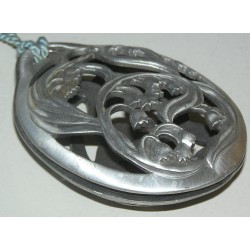Pendentif ovale pot-pourri \"Muguet\", signé.