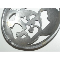 Pendentif ovale pot-pourri \"Muguet\", signé.