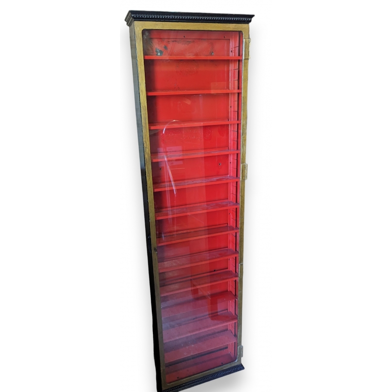 Vitrine noire rouge et dorée, rayons métaliques