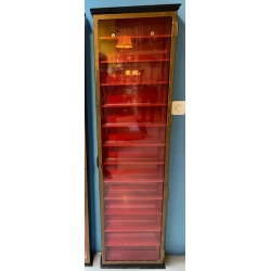 Vitrine noire rouge et dorée, rayons métaliques