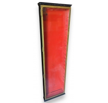 Vitrine noire rouge et dorée, rayons verre