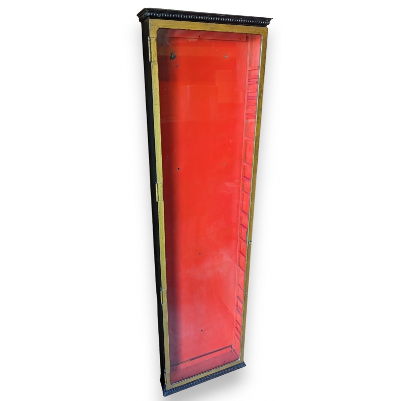 Vitrine noire rouge et dorée, rayons verre