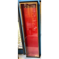 Vitrine noire rouge et dorée, rayons verre