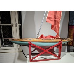 Maquette de voilier, rouge et turquoise